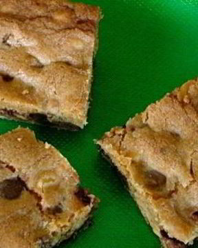 Пирожные с шоколадом и карамелью