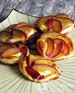 Пирожные со сливами и козьим сыром