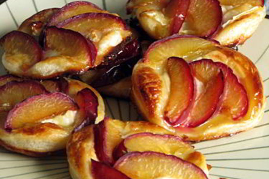 Рецепт пирожных со сливами и козьим сыром