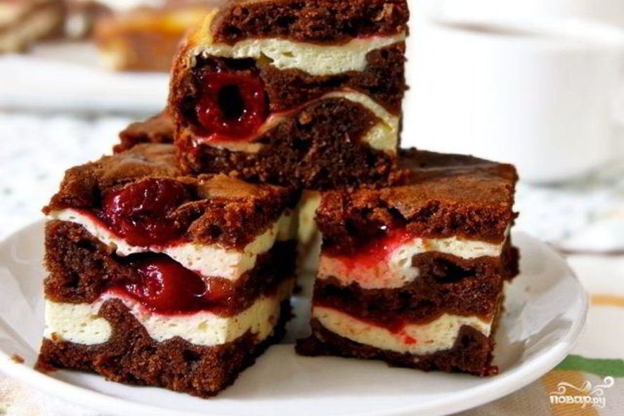 Рецепт шоколадного брауни с творогом и вишней