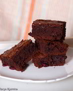 Шоколадный брауни с вишней