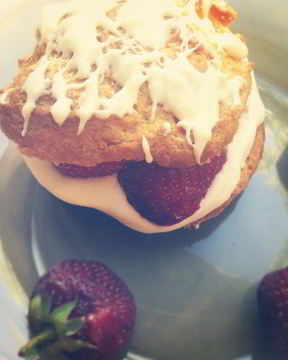 Заварные пирожные с клубникой