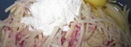 картофельная пицца с колбасой на сковороде. Шаг 4