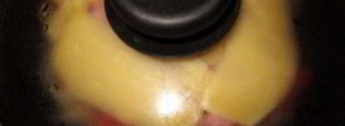 картофельная пицца с колбасой на сковороде. Шаг 8