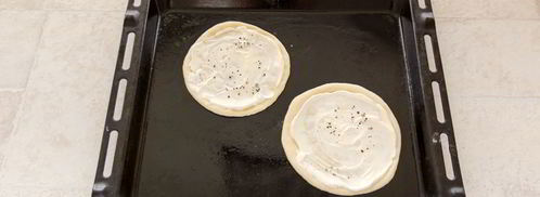 мини-пицца с томатами и моцареллой. Шаг 4