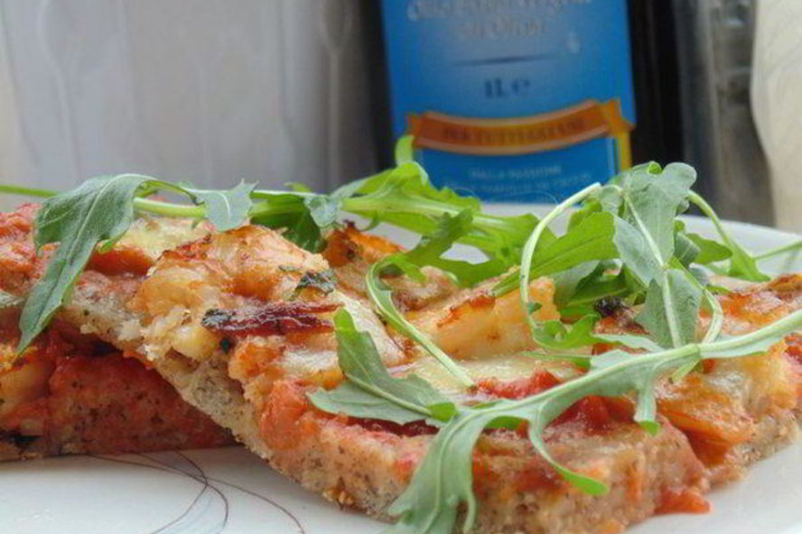 Рецепт пиццы на гречневой муке с острыми креветками и руколой