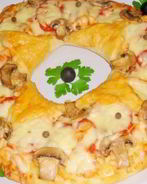 Пицца Рождественский венок с соусом энчилада