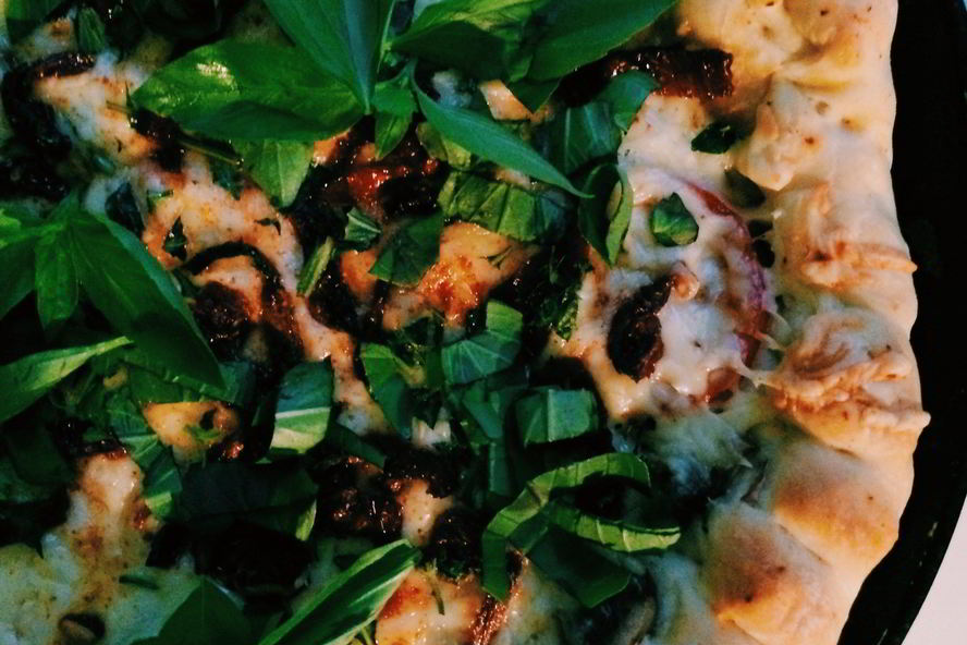 Рецепт пиццы с баклажанами и вялеными томатами