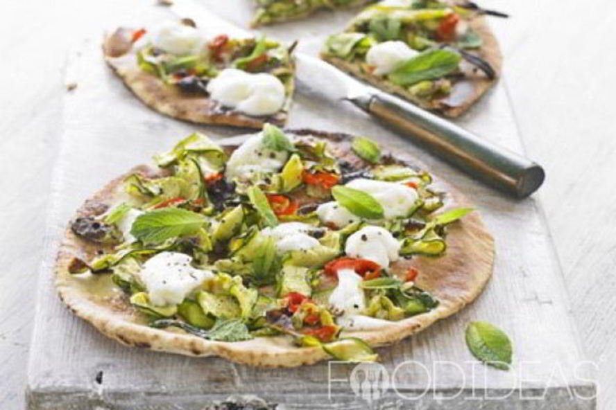 Рецепт пиццы с кабачком, перцем чили и мятой