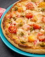 Пицца с крабовым мясом, томатами и маслинами