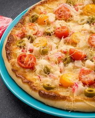 Пицца с крабовым мясом, томатами и маслинами