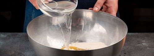 пицца с крабовым мясом, томатами и маслинами. Шаг 3