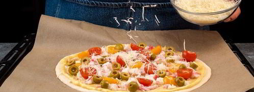 пицца с крабовым мясом, томатами и маслинами. Шаг 7