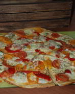 Пицца с моцареллой и помидорами