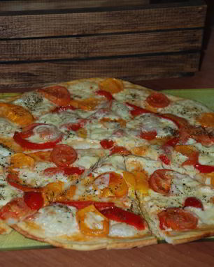 Пицца с моцареллой и помидорами