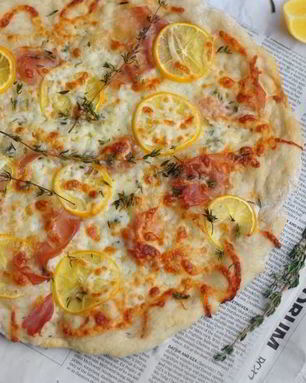 Пицца с прошутто и лимоном