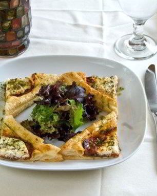 Пицца с рукколой, козьим сыром и грецкими орехами