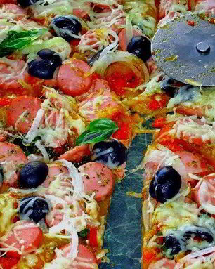 Пицца с сосисками и маслинами