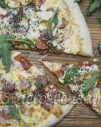 Пицца с сосисками и помидорами