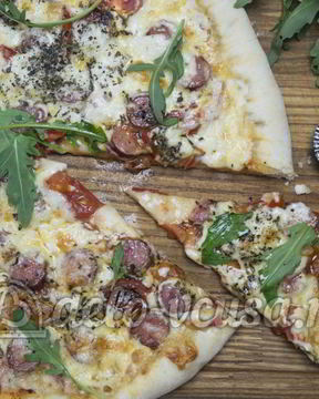 Пицца с сосисками и помидорами