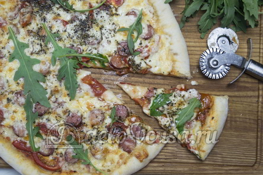 Рецепт пиццы с сосисками и помидорами