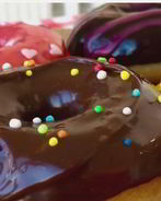 Американские пончики, покрытые шоколадом