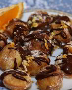 Апельсиновые пончики с шоколадным соусом