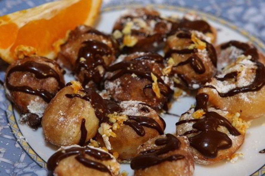 Рецепт апельсиновых пончиков с шоколадным соусом