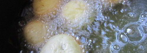 творожные пончики с вишней. Шаг 9