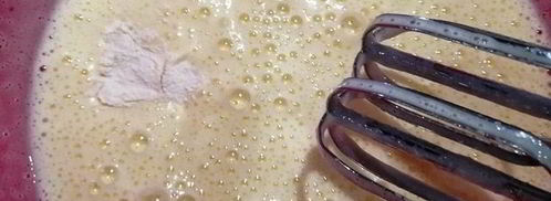 классическая шарлотка с яблоками и нектаринами. Шаг 6