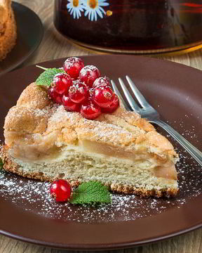 Классическая яблочная шарлотка