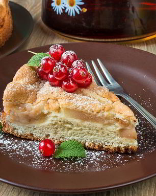 Классическая яблочная шарлотка