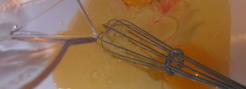 ореховая шарлотка на сгущенке. Шаг 5