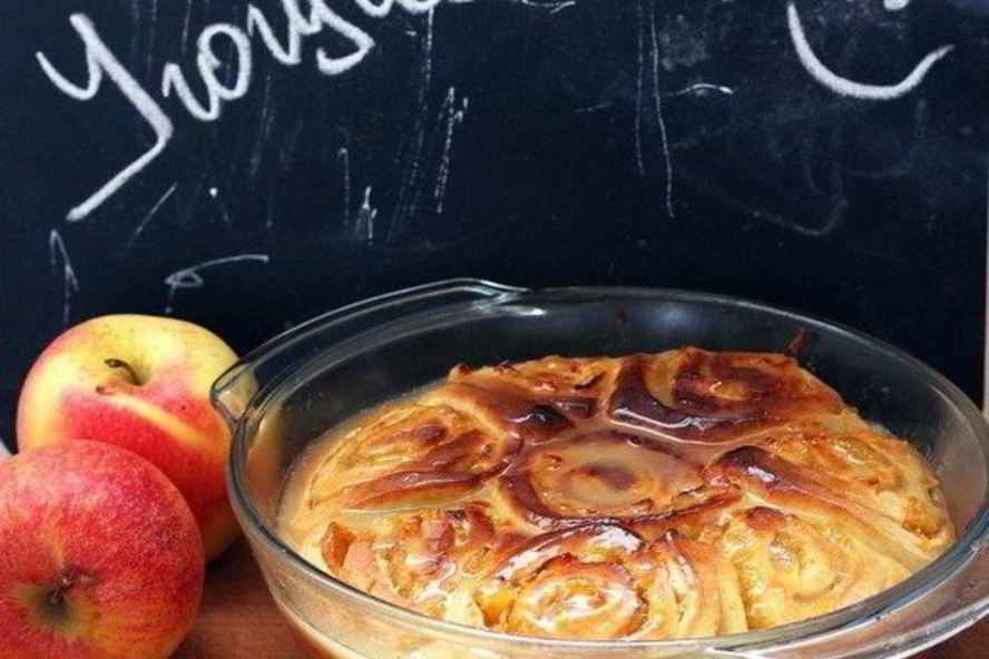 Рецепт простой шарлотки с корицей