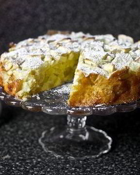 Пышная шарлотка с яблоками