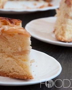 Шарлотка на кефире в мультиварке