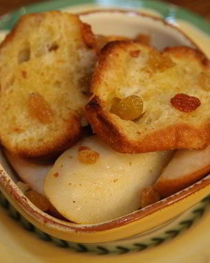 Шарлотка с грушами, изюмом и корицей