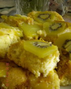 Шарлотка с киви и манго