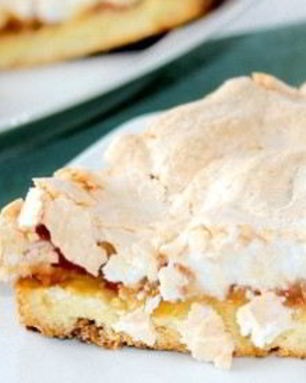 Шарлотка с яблоками и безе