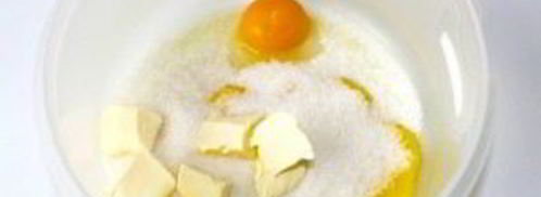 шарлотка с яблоками и безе. Шаг 3