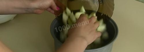 шарлотка с яблоками в мультиварке яблочная. Шаг 4