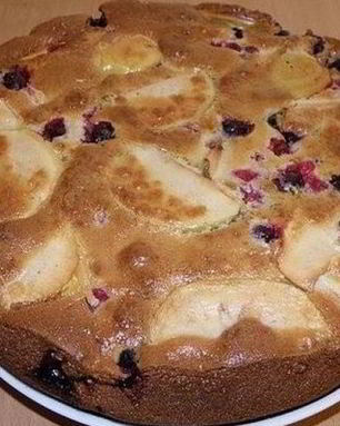 Шарлотка с яблоком и смородиной