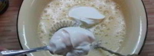 шарлотка со сметаной и яблоками. Шаг 3