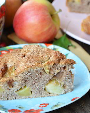 Шоколадная шарлотка с яблоками