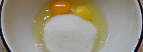 яблочная шарлотка с карамелью в микроволновке. Шаг 4