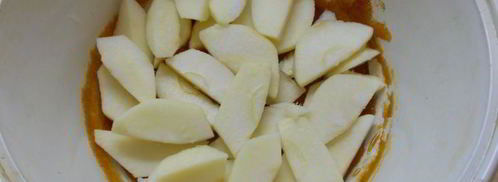 яблочная шарлотка с карамелью в микроволновке. Шаг 6