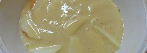 яблочная шарлотка с карамелью в микроволновке. Шаг 7