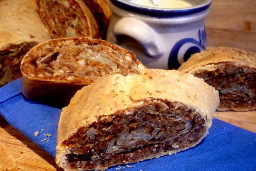 Рецепт орехового штруделя с миндальным соусом