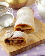 Штрудель из творожного теста с яблоками и клюквой