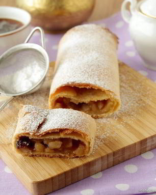 Штрудель из творожного теста с яблоками и клюквой